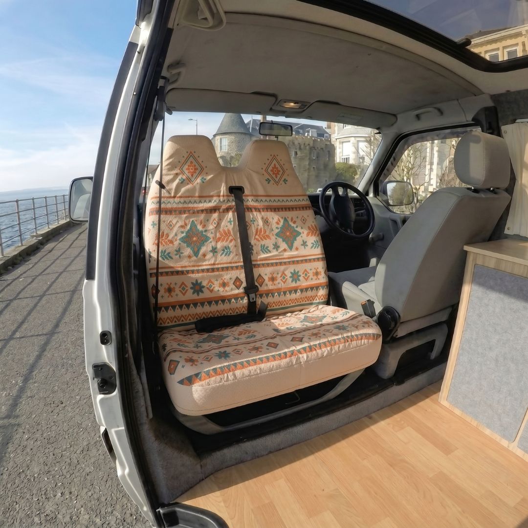 Solara Sierra Southwest Aztec double front seat cover - cream &amp; red close-up