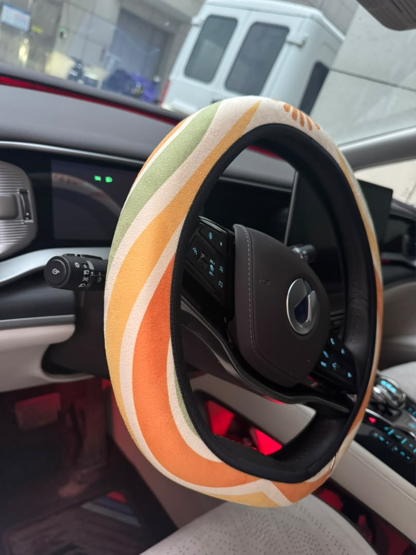 Ripple steering wheel cover installed in a car, driver&